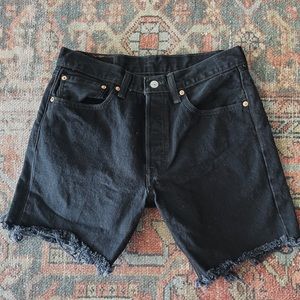 BLACK LEVI’S DENIM SHORTS
